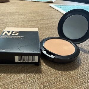 UNUSED MAC Cosmetics N5 Powder Foundation - Creamy Tan